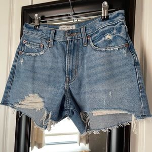 A&F Size 26/2 Boyfriend Shorts Mid Rise (Distressed)